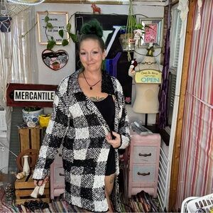 VENUS Black and White Knit Sweater Size Medium